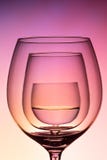 Beleuchtete leeres Weinglas drei für Rotwein auf Diffusion Hintergrund in der abstrakten Zusammensetzung mit Reflexion lizenzfreie stockbilder Beleuchtete leeres Weinglas drei für Rotwein auf Diffusion Hintergrund in der abstrakten Zusammensetzung mit Reflexion lizenzfreie stockbilder