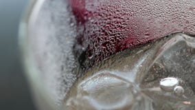 Beleza abstrata em detalhes da bebida Close-up extremo da soda congelada do suco da ameixa no vidro vídeos de arquivo Beleza abstrata em detalhes da bebida Close-up extremo da soda congelada do suco da ameixa no vidro vídeos de arquivo