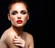 Beleza Woman modelo com cabelo ondulado longo de Brown Cabelo saudável e composição profissional bonita Bordos vermelhos e olhos fotos de stock Beleza Woman modelo com cabelo ondulado longo de Brown Cabelo saudável e composição profissional bonita Bordos vermelhos e olhos fotos de stock