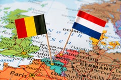 Belgien- und Niederlande-Flaggen auf Karte lizenzfreies stockbild Belgien- und Niederlande-Flaggen auf Karte lizenzfreies stockbild