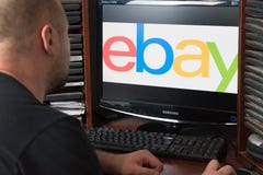 Belgorod, Rusland - December 11, 2017: De man is Ebay Een witte mensenzitting bij de computer Op de monitor vóór zijn geopende og stock foto Belgorod, Rusland - December 11, 2017: De man is Ebay Een witte mensenzitting bij de computer Op de monitor vóór zijn geopende og stock foto