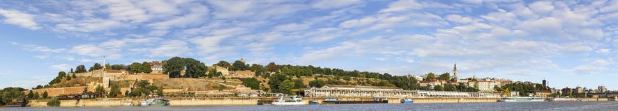 Belgrad-Panorama mit Kalemegdan-Festung und touristischem Seehafen auf Sava River lizenzfreie stockfotos Belgrad-Panorama mit Kalemegdan-Festung und touristischem Seehafen auf Sava River lizenzfreie stockfotos