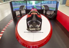 Belgrado - SÉRVIA, em dezembro de 2018 - menino que joga um jogo de vídeo de competência e que conduz o simulador de f1 Evotek em imagem de stock royalty free Belgrado - SÉRVIA, em dezembro de 2018 - menino que joga um jogo de vídeo de competência e que conduz o simulador de f1 Evotek em imagem de stock royalty free