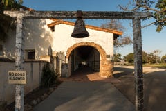 Bell all'entrata ai portali della missione in San Juan Bautista, California, U.S.A. fotografia stock libera da diritti Bell all'entrata ai portali della missione in San Juan Bautista, California, U.S.A. fotografia stock libera da diritti