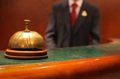 Bell y camarero en el Concierge del hotel fotos de archivo Bell y camarero en el Concierge del hotel fotos de archivo