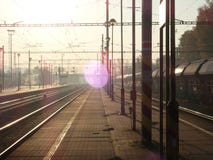 Bella alba romantica ad una stazione ferroviaria fotografie stock Bella alba romantica ad una stazione ferroviaria fotografie stock
