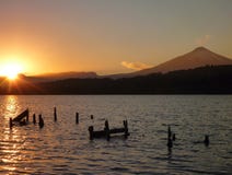 Bella alba romantica al villarica di lago in peperoncino rosso immagini stock libere da diritti Bella alba romantica al villarica di lago in peperoncino rosso immagini stock libere da diritti