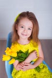 Bella bambina con un mazzo dei tulipani La primavera ed il ritratto dell'estate della tenuta sveglia del bambino fiorisce Fotografia Stock Libera da Diritti Bella bambina con un mazzo dei tulipani La primavera ed il ritratto dell'estate della tenuta sveglia del bambino fiorisce Fotografia Stock Libera da Diritti