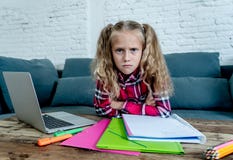 Bella bionda sveglia 9 anni di studente elementare che ritengono annoiato triste e cercare enorme di studiare a casa nell'apprend immagini stock libere da diritti Bella bionda sveglia 9 anni di studente elementare che ritengono annoiato triste e cercare enorme di studiare a casa nell'apprend immagini stock libere da diritti