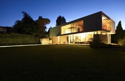Bella casa moderna all'aperto alla notte fotografie stock libere da diritti Bella casa moderna all'aperto alla notte fotografie stock libere da diritti