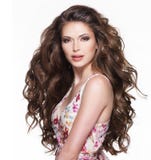 Bella donna adulta con capelli ricci marroni lunghi. immagine stock libera da diritti Bella donna adulta con capelli ricci marroni lunghi. immagine stock libera da diritti
