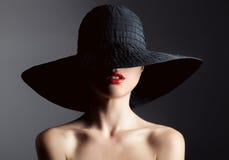 Bella donna in cappello Retro modo Fondo scuro fotografia stock Bella donna in cappello Retro modo Fondo scuro fotografia stock