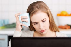 Bella donna caucasica che si siede con la bevanda calda e che lavora sopra fotografie stock Bella donna caucasica che si siede con la bevanda calda e che lavora sopra fotografie stock