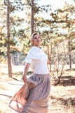 Bella donna che gode del giorno di autunno in foresta fotografia stock libera da diritti Bella donna che gode del giorno di autunno in foresta fotografia stock libera da diritti