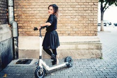 Bella donna che gode dello stile di vita moderno Ritratto esterno un giorno di autunno fotografia stock libera da diritti Bella donna che gode dello stile di vita moderno Ritratto esterno un giorno di autunno fotografia stock libera da diritti