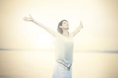 Bella donna che prende una respirazione profonda al tramonto fotografia stock Bella donna che prende una respirazione profonda al tramonto fotografia stock