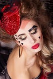 Bella donna con bello trucco e pettinatura in un piccolo cappello rosso con le grandi labbra con i cuori sul giorno di festa del fotografie stock Bella donna con bello trucco e pettinatura in un piccolo cappello rosso con le grandi labbra con i cuori sul giorno di festa del fotografie stock