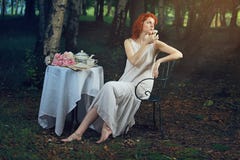 Bella donna con capelli rossi alla luce surreale romantica immagini stock Bella donna con capelli rossi alla luce surreale romantica immagini stock