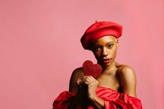 Bella donna con cuore rosso fotografia stock libera da diritti Bella donna con cuore rosso fotografia stock libera da diritti
