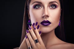 Bella donna con i gioielli d'uso perfetti del manicure e di trucco immagini stock Bella donna con i gioielli d'uso perfetti del manicure e di trucco immagini stock