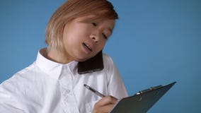 Bella donna coreana del ritratto che parla con il cliente di affari stock footage Bella donna coreana del ritratto che parla con il cliente di affari stock footage
