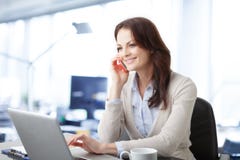 Bella donna di affari con il computer portatile Immagine Stock Libera da Diritti Bella donna di affari con il computer portatile Immagine Stock Libera da Diritti