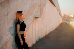 Bella donna di forma fisica che indossa i vestiti neri di sport fotografia stock Bella donna di forma fisica che indossa i vestiti neri di sport fotografia stock