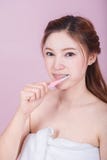 Bella donna felice che pulisce i suoi denti Immagine Stock Bella donna felice che pulisce i suoi denti Immagine Stock