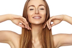 Bella donna felice del ritratto Dimostra il suo fronte di bellezza e sorride Trucco naturale di modo Modello sorridente immagini stock libere da diritti Bella donna felice del ritratto Dimostra il suo fronte di bellezza e sorride Trucco naturale di modo Modello sorridente immagini stock libere da diritti
