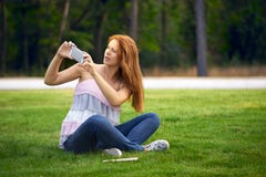 Bella donna fotografata nel parco fotografia stock libera da diritti Bella donna fotografata nel parco fotografia stock libera da diritti