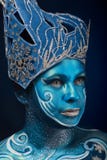 Bella donna incinta con la cappelleria ed il body art astratto Bella donna incinta con la cappelleria ed il body art astratto