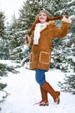 Bella donna integrale sull'inverno all'aperto, abeti nevosi in foresta, capelli rossi lunghi, portanti un cappotto di pelle di pe Fotografia Stock Libera da Diritti Bella donna integrale sull'inverno all'aperto, abeti nevosi in foresta, capelli rossi lunghi, portanti un cappotto di pelle di pe Fotografia Stock Libera da Diritti
