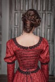 Bella donna medievale in vestito rosso, posteriore fotografie stock libere da diritti Bella donna medievale in vestito rosso, posteriore fotografie stock libere da diritti