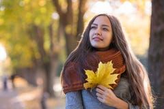Bella donna nella sosta di autunno immagine stock libera da diritti Bella donna nella sosta di autunno immagine stock libera da diritti