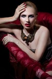 Bella donna sicura nel bagno rosso Fotografia Stock Libera da Diritti Bella donna sicura nel bagno rosso Fotografia Stock Libera da Diritti