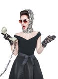 Bella donna sorpresa nello stile di pin-up con il retro telefono i immagine stock Bella donna sorpresa nello stile di pin-up con il retro telefono i immagine stock