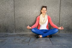 Bella donna urbana, ubicazione della ragazza dalla parete nella posizione di yoga fotografia stock Bella donna urbana, ubicazione della ragazza dalla parete nella posizione di yoga fotografia stock
