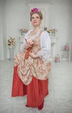 Bella donna in vestito medievale che tiene la rosa di rosa immagine stock Bella donna in vestito medievale che tiene la rosa di rosa immagine stock