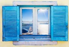 Bella finestra greca d'annata con gli otturatori blu Immagine greca tipica Fotografia Stock Bella finestra greca d'annata con gli otturatori blu Immagine greca tipica Fotografia Stock