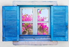 Bella finestra greca d'annata con gli otturatori blu Immagine greca tipica Fotografie Stock Bella finestra greca d'annata con gli otturatori blu Immagine greca tipica Fotografie Stock