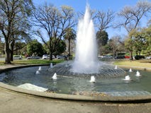 Bella fontana in giardino botanico con gli alberi della molla, Melbourne, Victoria, Australia fotografia stock Bella fontana in giardino botanico con gli alberi della molla, Melbourne, Victoria, Australia fotografia stock