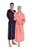 Bella giovane donna in accappatoio fotografia stock Bella giovane donna in accappatoio fotografia stock