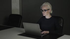 Bella giovane donna bionda che lavora alla notte nell'ufficio, nella crisi stock footage Bella giovane donna bionda che lavora alla notte nell'ufficio, nella crisi stock footage