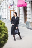 Bella giovane donna che cammina sulla via che fa spesa fotografia stock libera da diritti Bella giovane donna che cammina sulla via che fa spesa fotografia stock libera da diritti