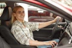 Bella giovane donna che compra nuova automobile alla gestione commerciale fotografie stock libere da diritti Bella giovane donna che compra nuova automobile alla gestione commerciale fotografie stock libere da diritti