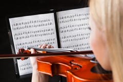 Bella giovane donna che gioca violino fotografie stock libere da diritti Bella giovane donna che gioca violino fotografie stock libere da diritti