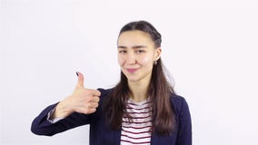 Bella giovane donna che mostra le dita riuscite stock footage Bella giovane donna che mostra le dita riuscite stock footage