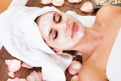 Bella giovane donna che ottiene mascherina facciale immagine stock libera da diritti Bella giovane donna che ottiene mascherina facciale immagine stock libera da diritti
