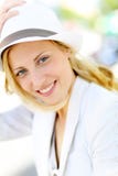 Bella giovane donna con il cappello bianco all'aperto immagini stock libere da diritti Bella giovane donna con il cappello bianco all'aperto immagini stock libere da diritti
