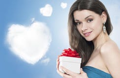 Bella giovane donna con un regalo fotografia stock Bella giovane donna con un regalo fotografia stock